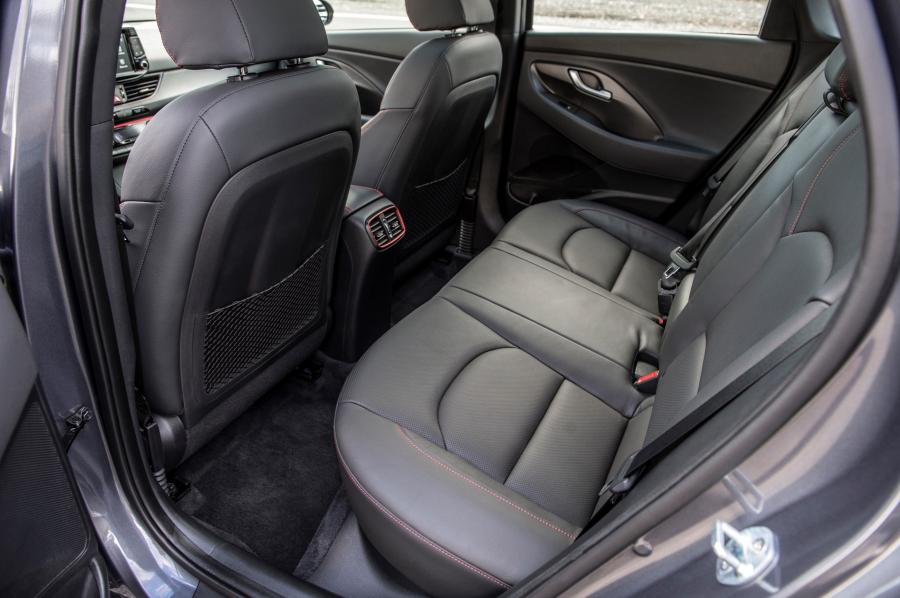 Интерьер Hyundai Elantra GT Sport 2017 года  (фото 10 из 40)